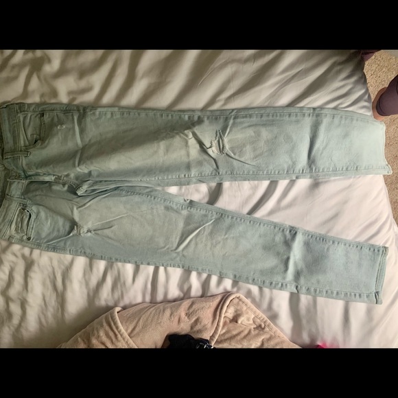 OLD NAVY LIGHT-WASHED JEANS - Picture 3 of 4